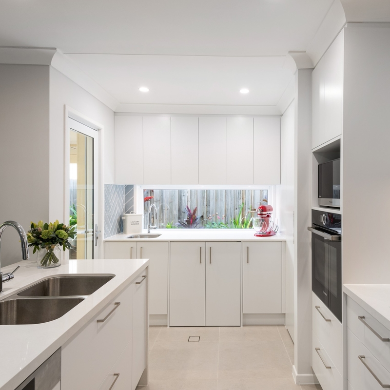 Factory Direct Customized Kitchen Cabinets Modern White Lacquer Wooden Kitchen Furniture Set Kids' Cabinets Kitchen Isla