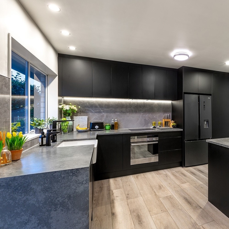 Eenvoudige L-vormige van de de Luxe Modulaire Donkere Zwarte Stevige Houten Keuken van Keukeneenheden de Kastreeks