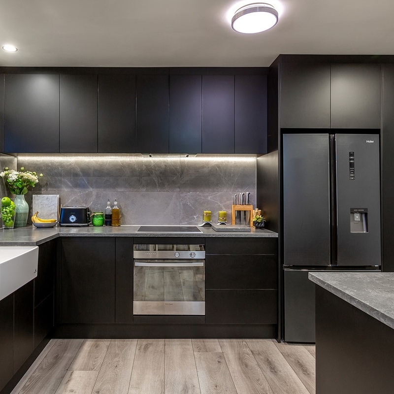 Eenvoudige L-vormige van de de Luxe Modulaire Donkere Zwarte Stevige Houten Keuken van Keukeneenheden de Kastreeks