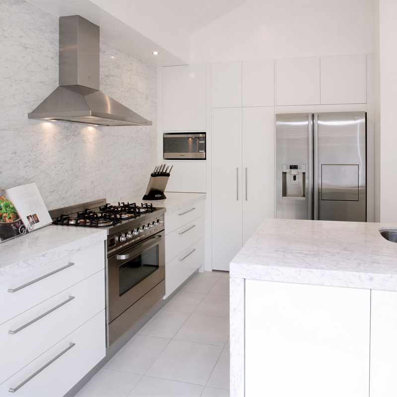 Klaar om Eenvoudige het Kabinets Goedkope Moderne Keukenkasten van Ontwerpenmatte white plain lacquer kitchen te assembleren
