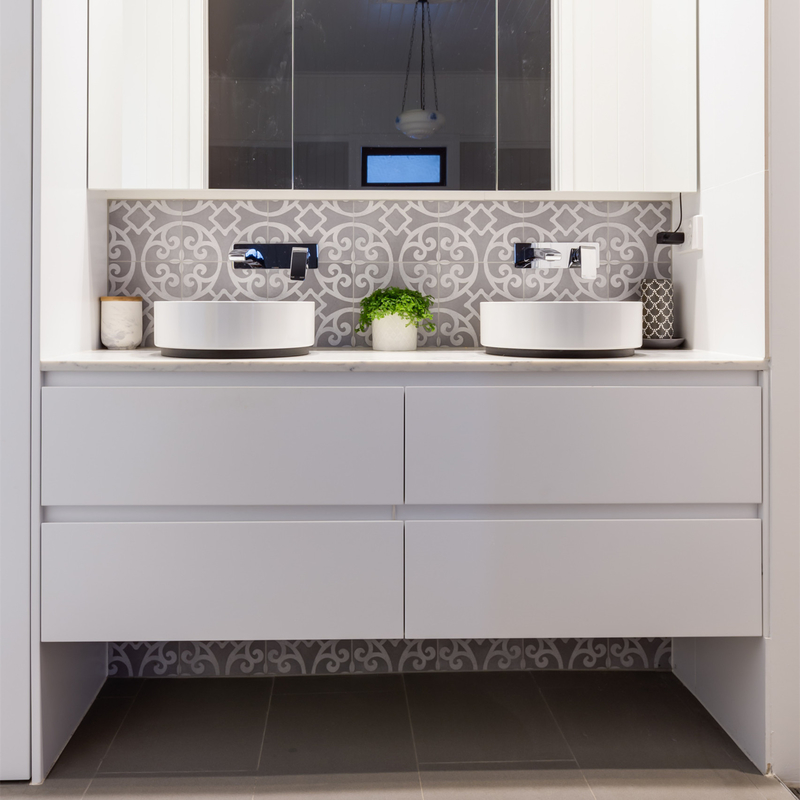 De minimalistische van de de Eenhedenspiegel van de Badkamersijdelheid Muur van Matte White Flat Panel Melamine zet op