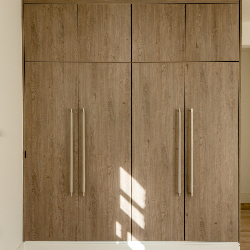 De houten die Weerspiegelde Garderobe van de de Schommelingsdeur van de Korrelmelamine met Roestvrij staalhandvatten wordt gepast