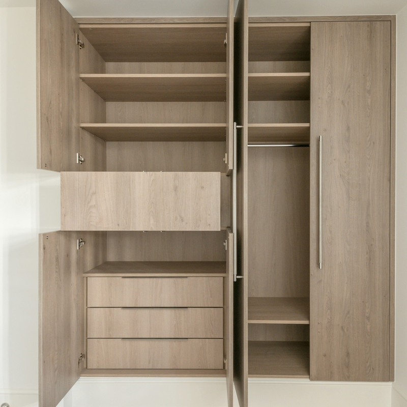 De houten die Weerspiegelde Garderobe van de de Schommelingsdeur van de Korrelmelamine met Roestvrij staalhandvatten wordt gepast