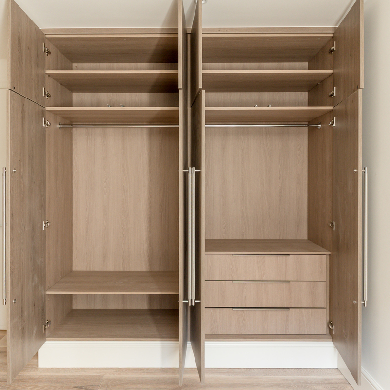 De houten die Weerspiegelde Garderobe van de de Schommelingsdeur van de Korrelmelamine met Roestvrij staalhandvatten wordt gepast
