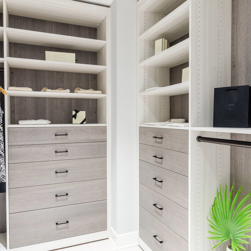 U de Houten Gang van Vormmatte grey melamine walk through wardrobe in Robeopslag