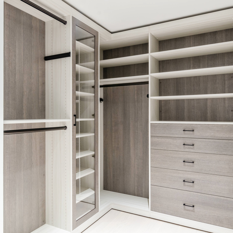 U de Houten Gang van Vormmatte grey melamine walk through wardrobe in Robeopslag