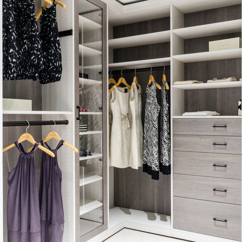 U de Houten Gang van Vormmatte grey melamine walk through wardrobe in Robeopslag