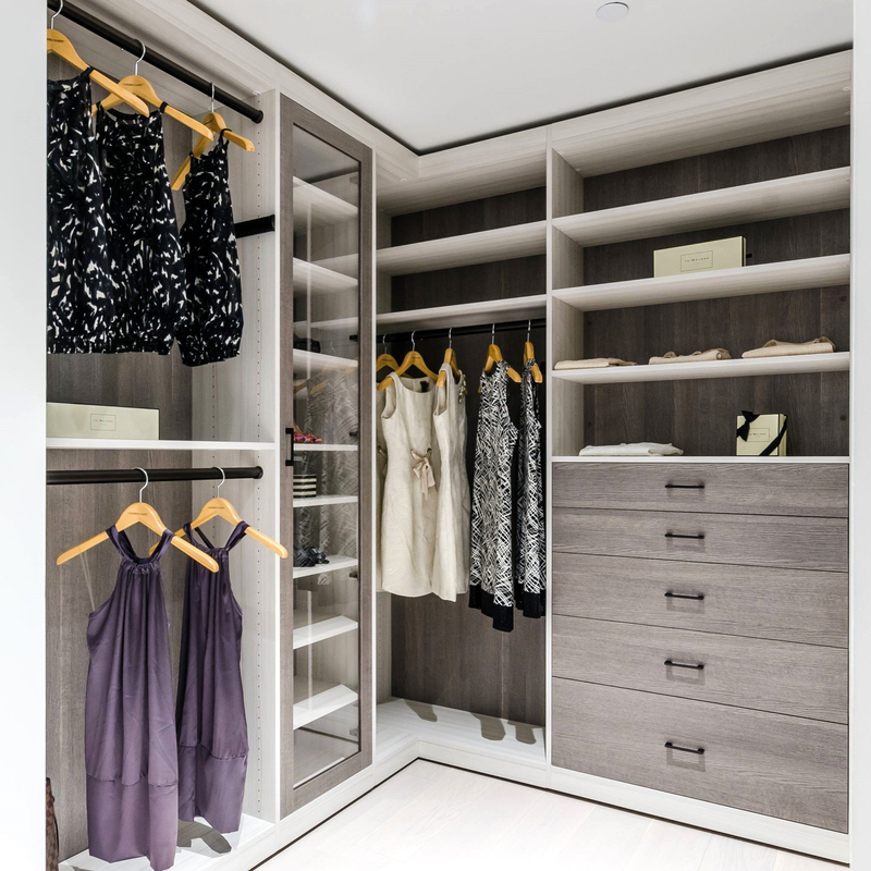 U de Houten Gang van Vormmatte grey melamine walk through wardrobe in Robeopslag
