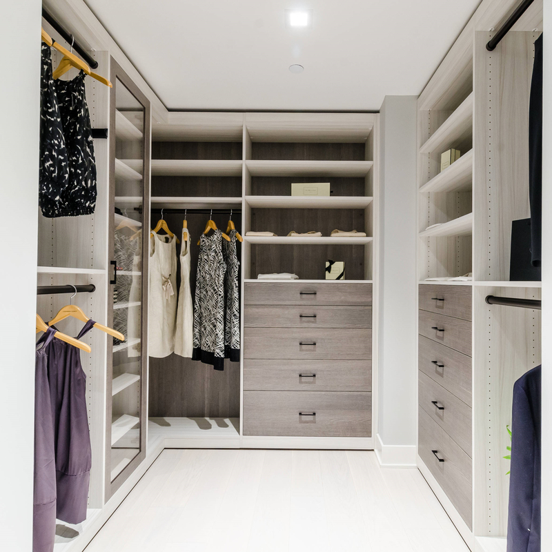 U de Houten Gang van Vormmatte grey melamine walk through wardrobe in Robeopslag
