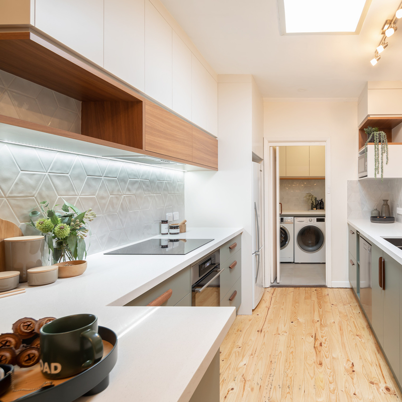 Stijlvolle celadon kleur lak keuken vloerkast met houten textuur wandkast