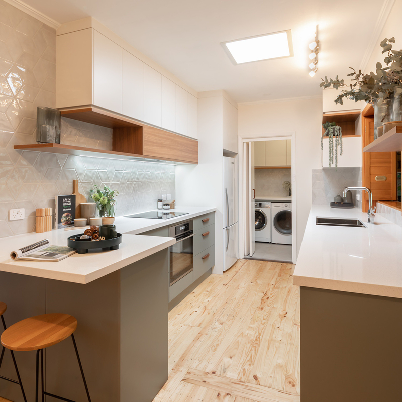 Stijlvolle celadon kleur lak keuken vloerkast met houten textuur wandkast