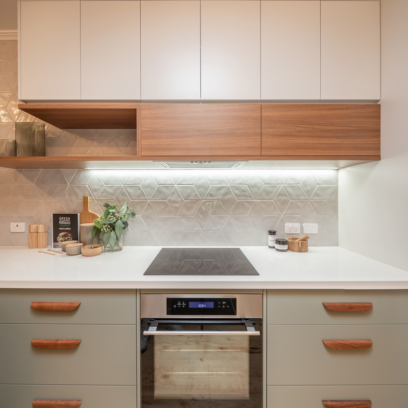 Stijlvolle celadon kleur lak keuken vloerkast met houten textuur wandkast