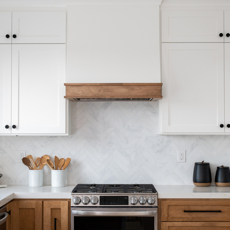 Witte Shaker Muur Hangende Keukenkasten Met Kwartswerkbladen Massief Houten Soft Close Scharnieren