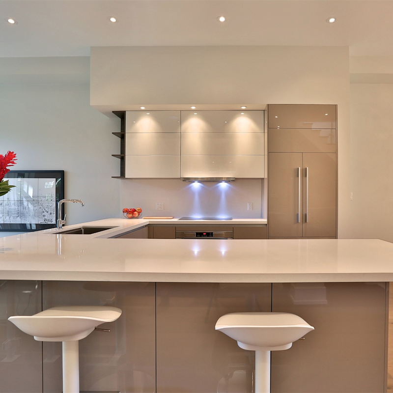 U Hoge de Vorm polijst Wit en de Hangende Keukenkast van Grey Lacquer Kitchen Furniture Wall met Handless-Ontwerp